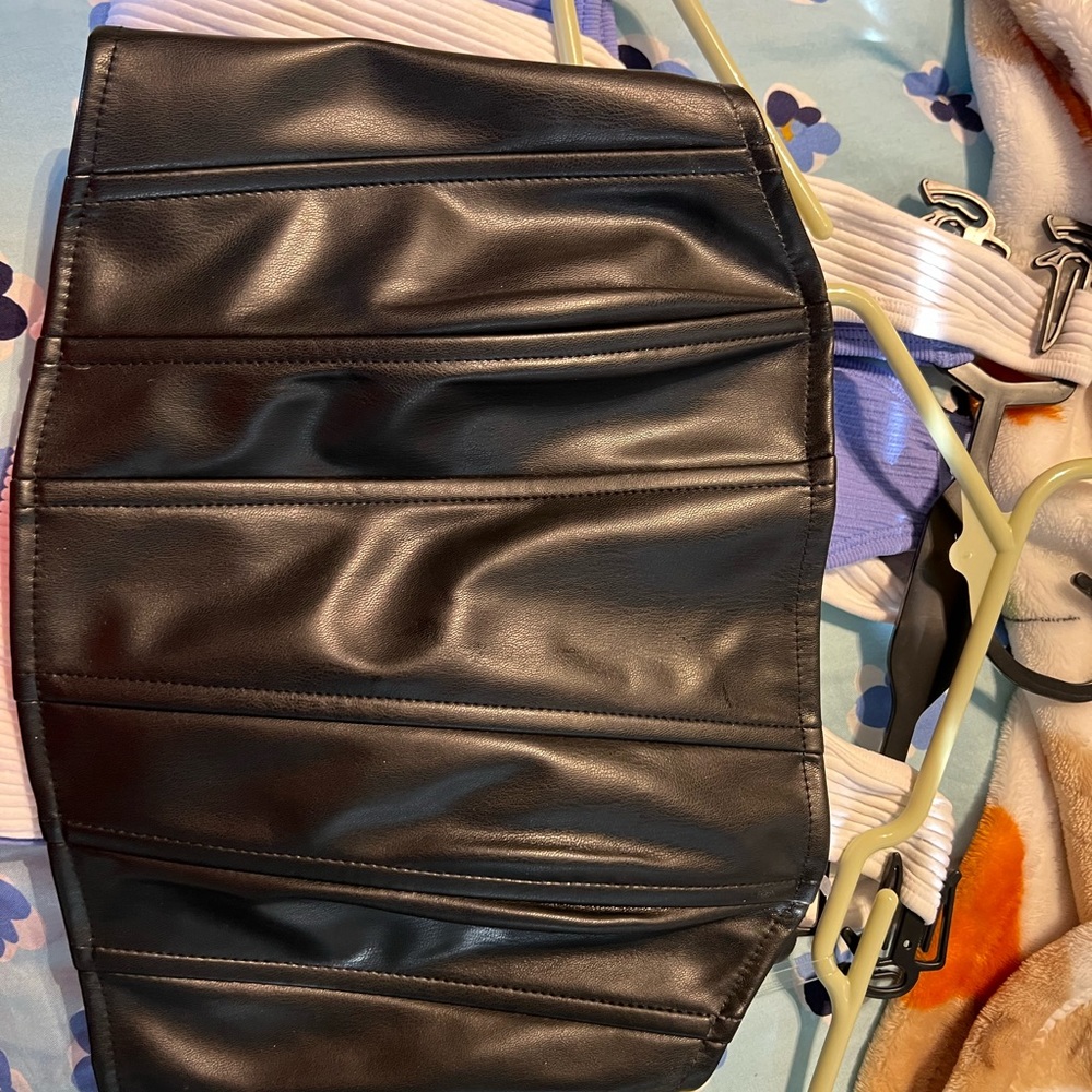 Cropped strapless leather top with a tight fit